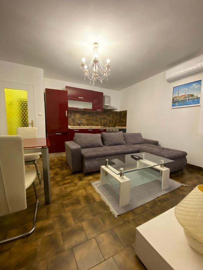Appartement Apartman Nela à Poreč Extérieur photo
